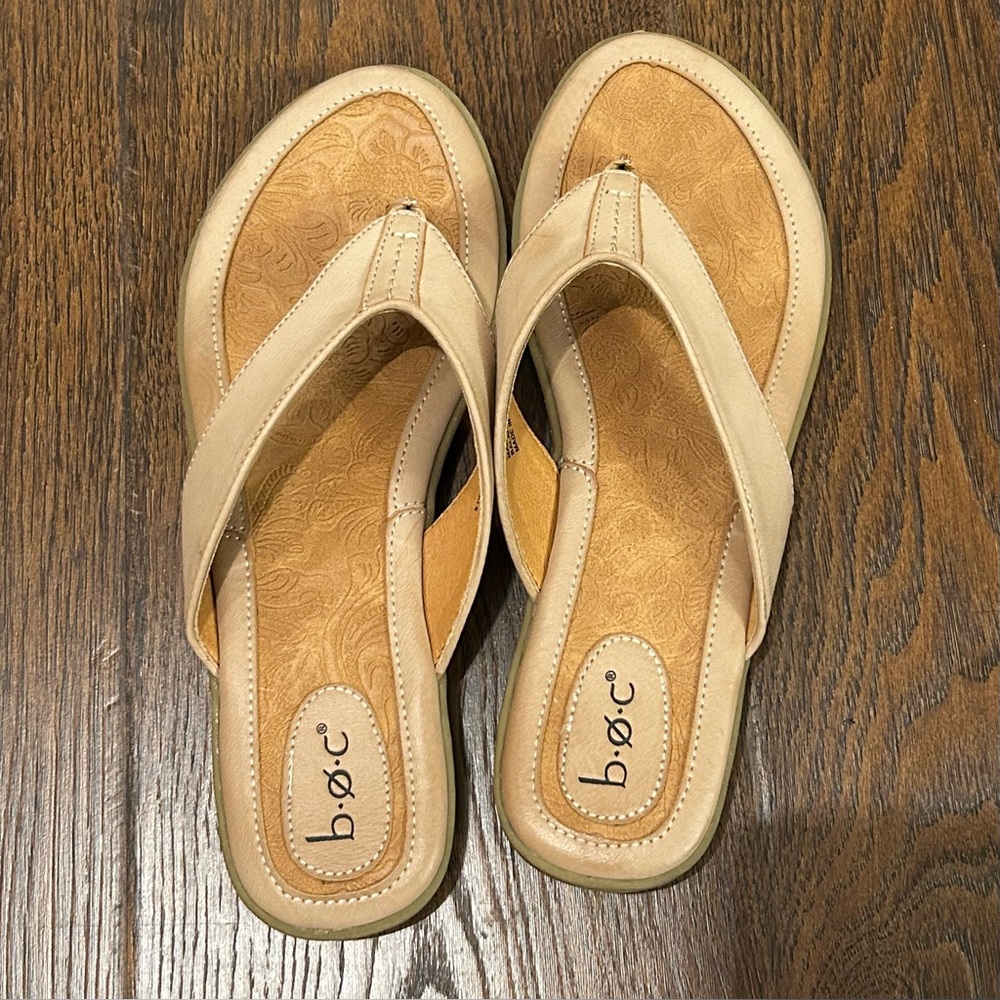 Born boc Women’s Sandals EUC Size 10 M Faux Leather Thongs Flip Flops Beige